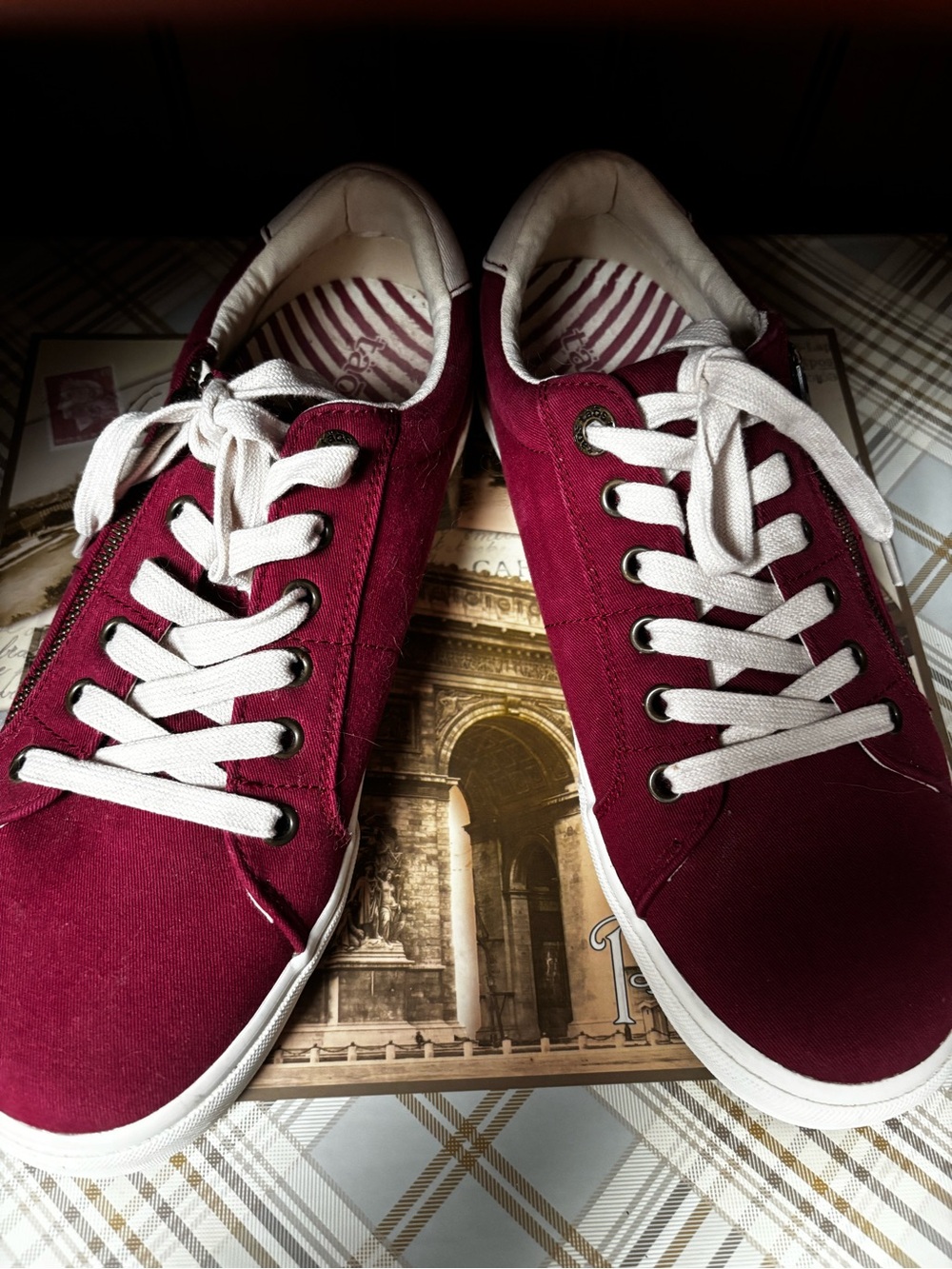 Taos Z Soul Canvas Sneaker in Crimson/Ecru Distressed size 9.5 . Nwob